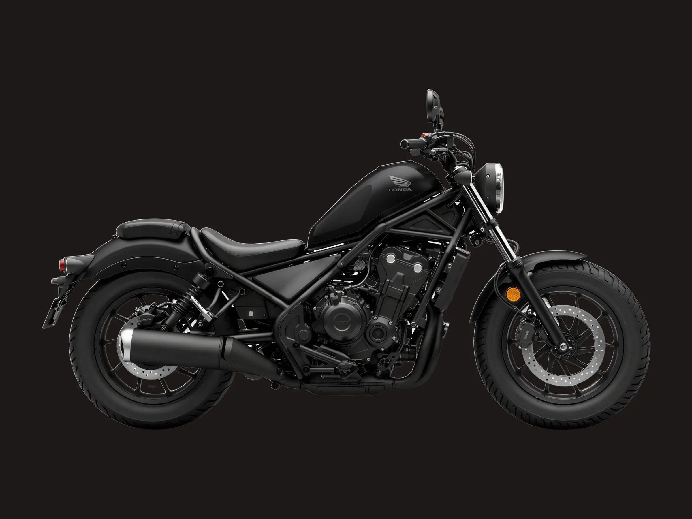 Honda CMX 500 Rebel oldalnézetből, fekete fényezéssel