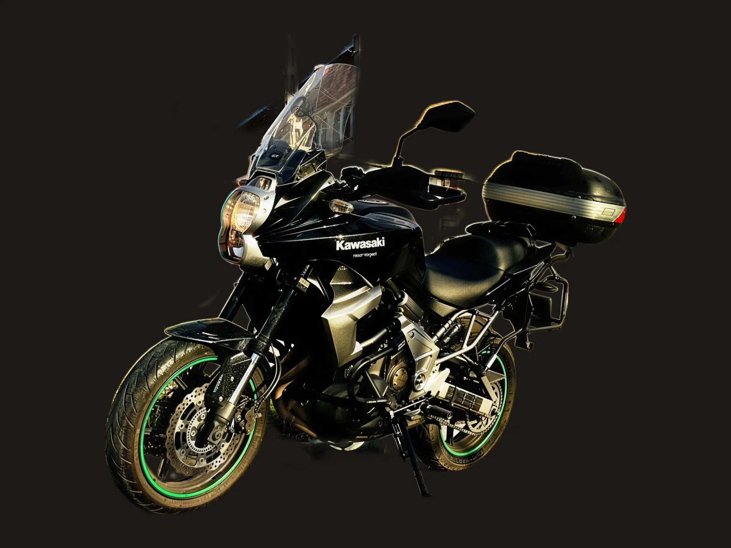 Kawasaki Versys 650 túradobozzal, oldalnézetből