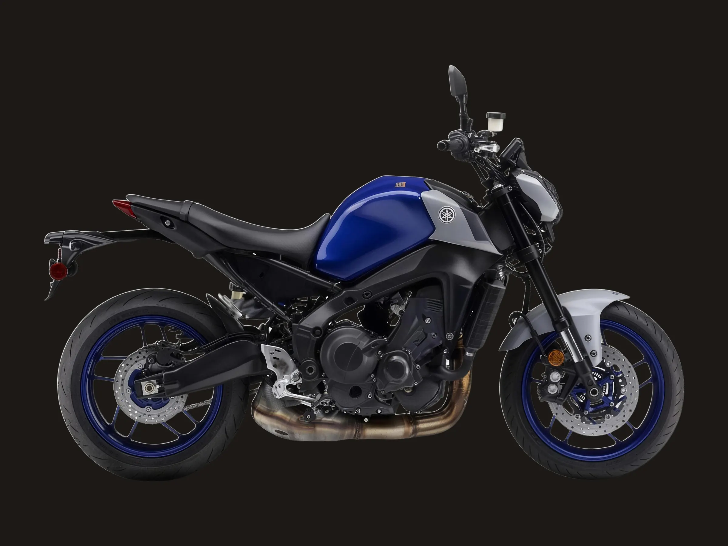 Yamaha MT-09 oldalnézetből, kék tankkal